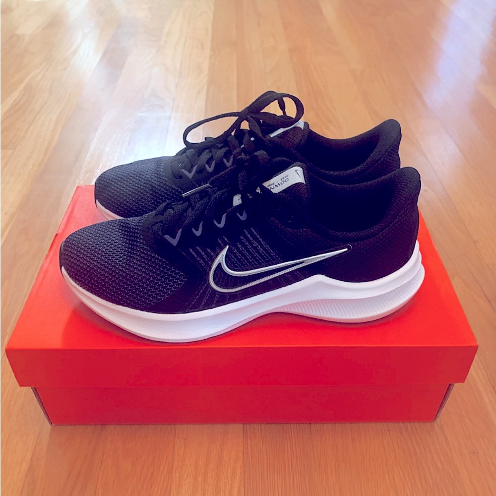 New with box Nike running shoes. Navy Blue w/silver